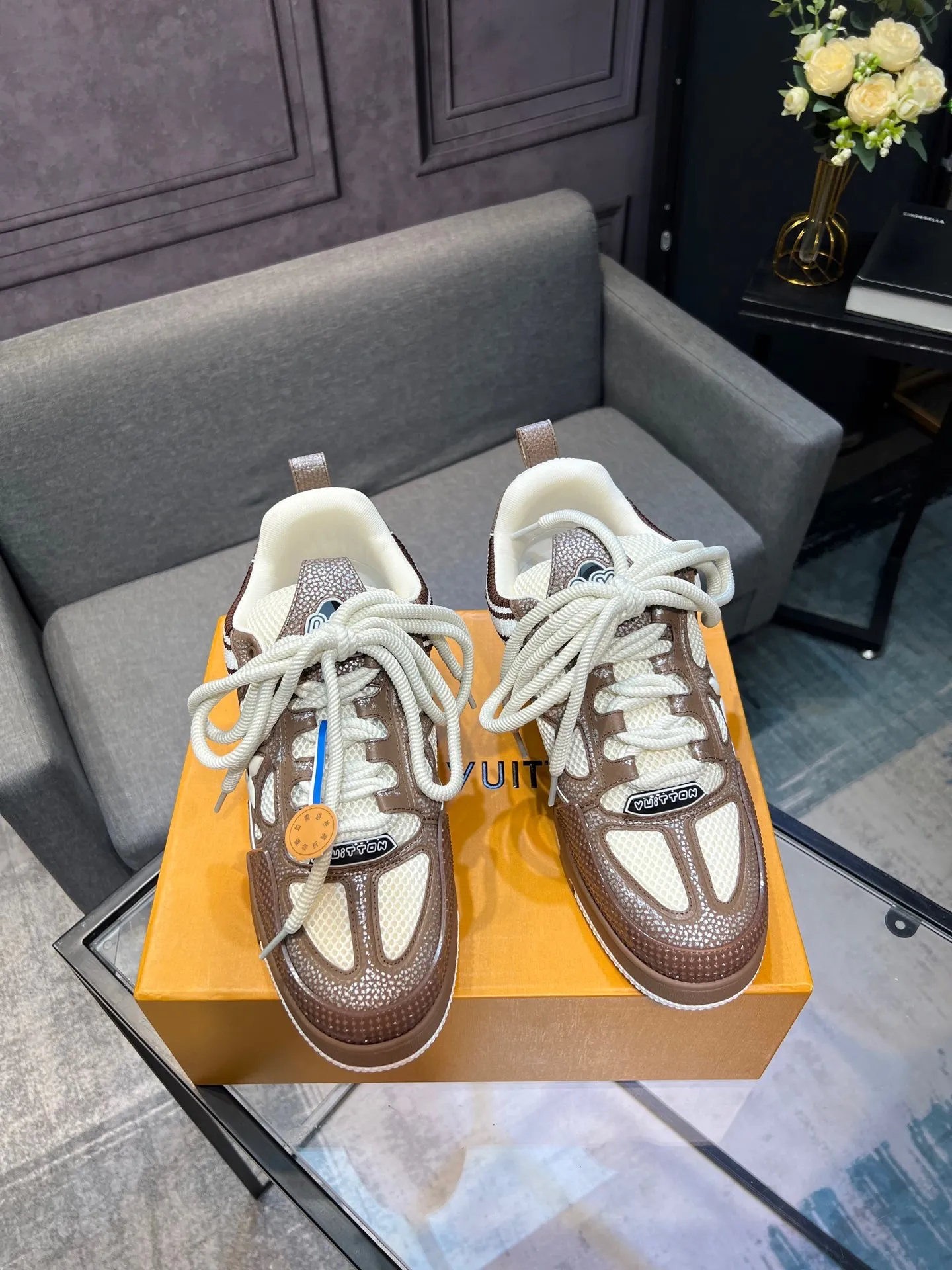 Men's men's shoes💰800 LV top version Jigglypuff new model Purchasing quality LV~Louis Vuitton LV TRAINER's best-looking sneakers, Donkey Brand strongly recommends new products, official website limited edition retro basketball sneakers! Both high-top and low-top models spent money to purchase 1:1 accurate reproductions of the originals. The details are invincible and full of sincerity. The imported custom-made original cowhide leather is the same as the original package. The details are 100% restored. The private model customizes the original one-piece TPU outsole. It is different from other brands. Without the original version, this effect cannot be achieved!                Men's and women's models 35-40 39-45 (46 is custom-made and cannot be returned or exchanged)